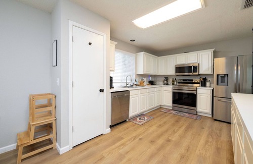 Denton House | Spacious Family Home Near Lake Lewisville with Gym & Play Area
