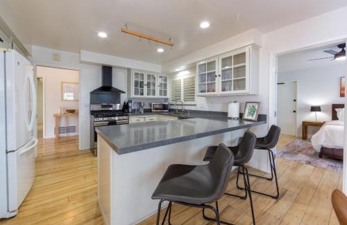 Ventura House | Spacious Family Home 10 minutes from beach