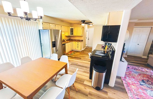 Irwin House | Spacious Family Home - 20 Min To Downtown Columbus. 2 Car Garage & Yard!