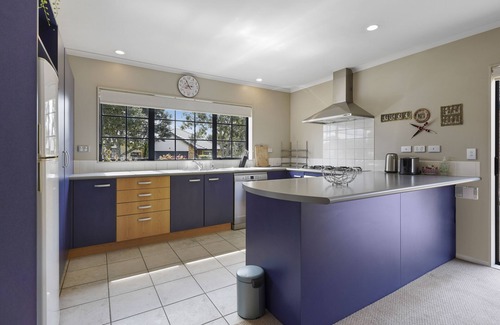 Henderson Apartment | Spacious Family Home -Fully Fenced Yard