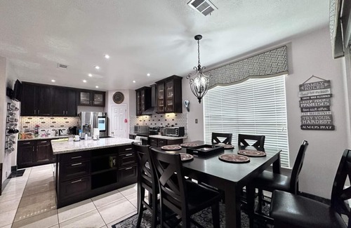 Barker House | Spacious Family Home in Houston Texas. Great neighborhood for work and fun