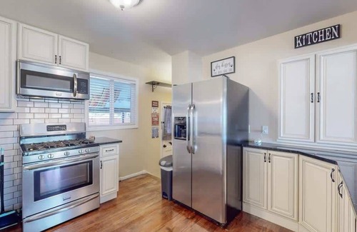 Twin Lakes House | Spacious Family Home, King Beds Large Yard and Fun