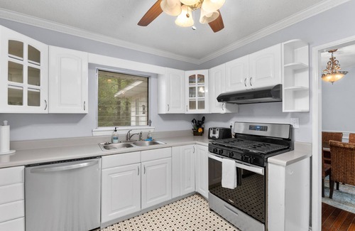 Mobile House | Spacious Family Home—Midtown Mobile; Huge Backyard; Pet friendly