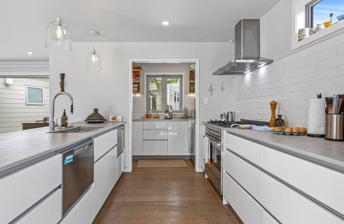 Auckland Apartment | Spacious family home in Meadowbank