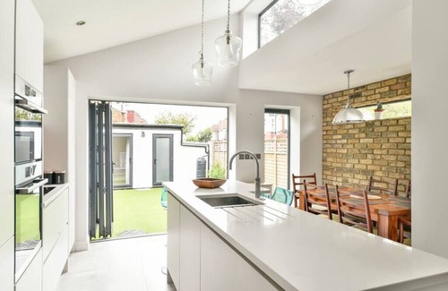 Southfields House | Spacious family home with garden