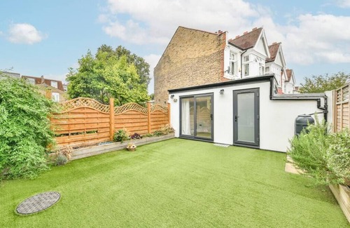 Southfields House | Spacious family home with garden