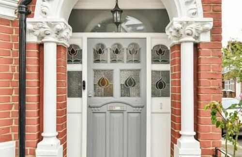 Southfields House | Spacious family home with garden