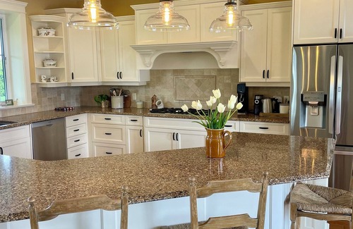 Duncan House | Spacious Family Home with In Ground Pool in the Cowichan Valley