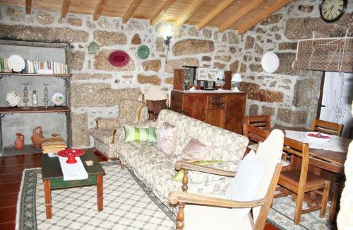Viseu House | Spacious Family House in Nogueira with Garden