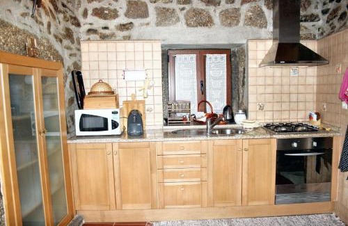 Viseu House | Spacious Family House in Nogueira with Garden
