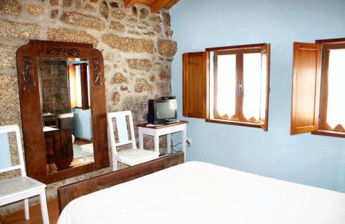 Viseu House | Spacious Family House in Nogueira with Garden