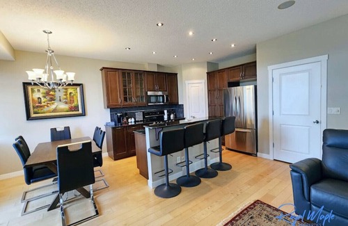 Bearspaw House | Spacious Family Oasis ~ Balcony ~ Yard ~ BBQ ~ Pkg