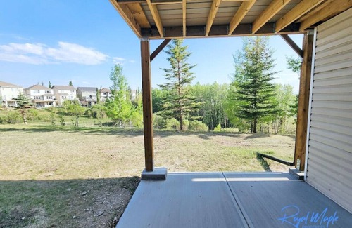 Bearspaw House | Spacious Family Oasis ~ Balcony ~ Yard ~ BBQ ~ Pkg