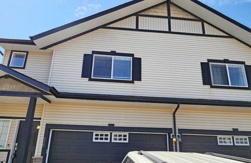Bearspaw House | Spacious Family Oasis ~ Balcony ~ Yard ~ BBQ ~ Pkg