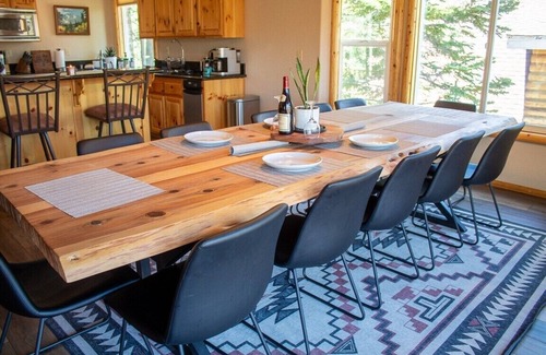 Upper Moonridge Cabin | Spacious Family Retreat in Big Bear Lake: Pet-Friendly, Fire Pit, Sonos & Jacuzzi – 3400 Sq Ft Luxury