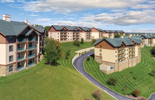 Sevierville Resort | Spacious Family Resort close to Titanic Museum and Dollywood with 4 Saltwater pools