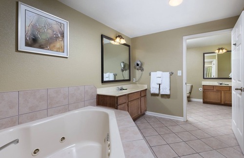 Sevierville Resort | Spacious Family Resort close to Titanic Museum and Dollywood with 4 Saltwater pools