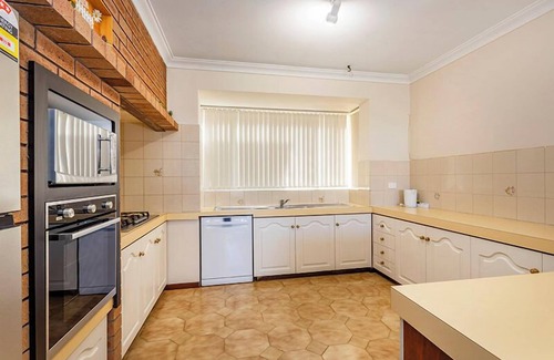 Dianella House | Spacious Family Retreat - Executive Escapes