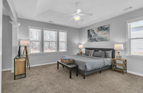 Cliftondale House | Spacious Family Retreat in Atlanta - Sleeps 10