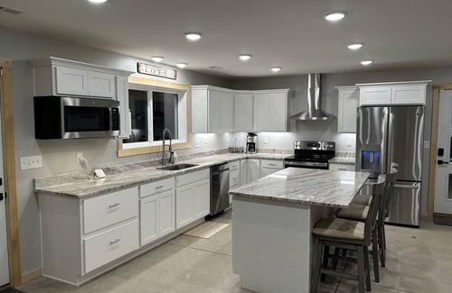 Corbin House | Spacious Family Retreat on Laurel Lake. 5mins from Grove Marina.