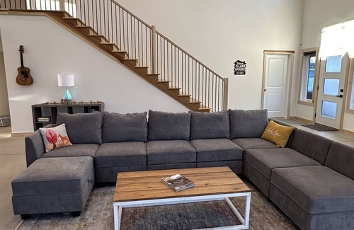 Corbin House | Spacious Family Retreat on Laurel Lake. 5mins from Grove Marina.
