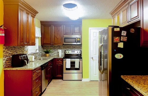 Buckroe Beach House | Spacious Family Stay, Large Dining, 3 Cozy Bedrooms, Home Near Buckroe Beach