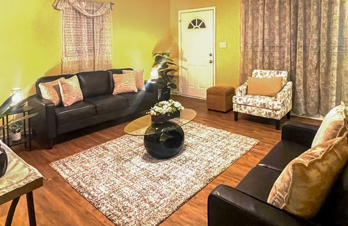 Buckroe Beach House | Spacious Family Stay, Large Dining, 3 Cozy Bedrooms, Home Near Buckroe Beach