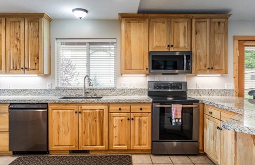 Heber House | Spacious Family Vacay w/views+Hot Tub=Core Memory