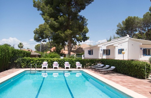La Canyada dels Pins Villa | Spacious Family Villa in Quiet Valencia Suburb - License VT-36034-V