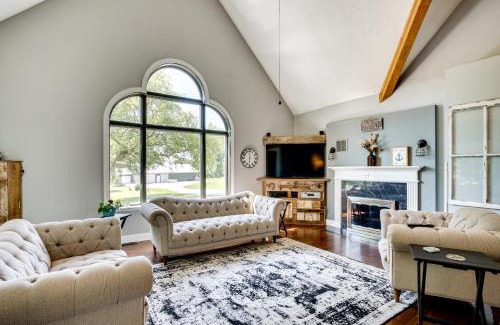 Chilton Villa | Spacious Family Villa with Decks in Chilton!