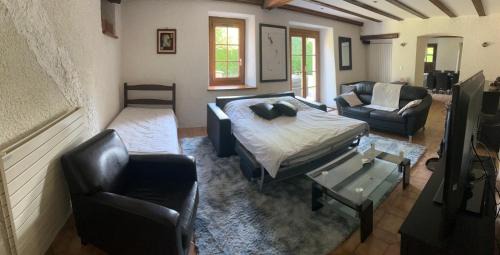 Larringes Apartment | Spacious Farmhouse Apartment, by Lake & Mountains