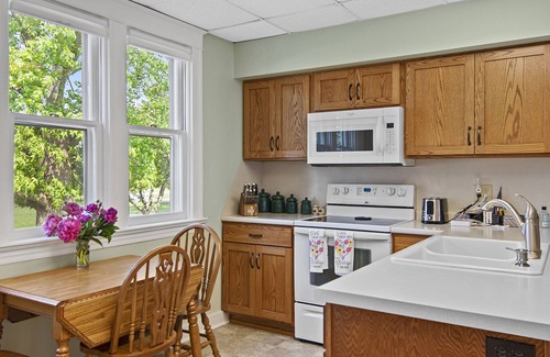 Cornland Other | Spacious farmhouse located 9 miles from Taylorville, 15 miles from Springfield.