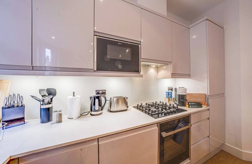Shoreditch Apartment | Spacious first-floor apartment with lift access on Great Titchfield Street. Sleeps 18 with 3 bedrooms, 3 living rooms, 3 kitchens, and 3 bathrooms. Steps from Oxford Street and Soho.