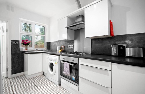 Stonnall House | Spacious Five Bed House Near Airport - Parking - Garden