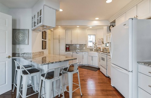 North Webster House | Spacious FiveStar Lakefront Retreat-4BR/4BA w/HotTub,GameRoom, FirePit, SUP