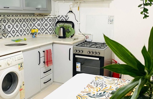Merkezefendi Apartment | Spacious Flat-NO Air Condition BUT Ceiling Fans n-4 Rooms- Central Heating 125M2