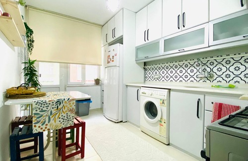 Merkezefendi Apartment | Spacious Flat-NO Air Condition BUT Ceiling Fans n-4 Rooms- Central Heating 125M2