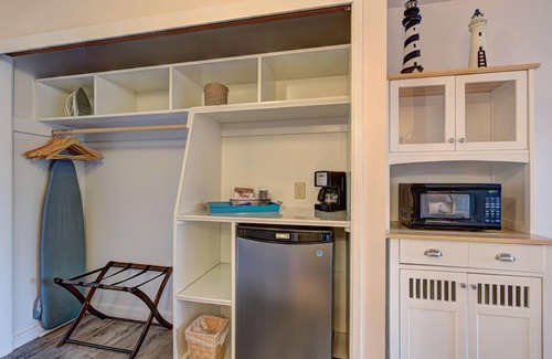 Otter Rock Apartment | Spacious Forest-View Suite with Kitchenette