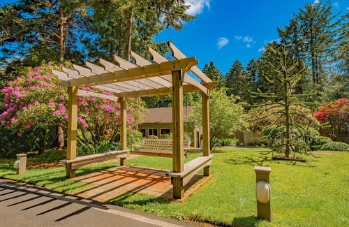 Otter Rock Apartment | Spacious Forest-View Suite with Kitchenette