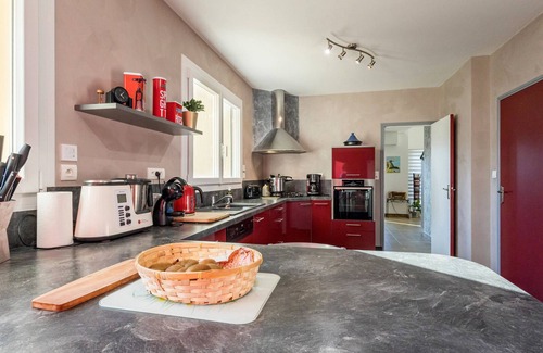 Saint-Brevin-les-Pins Cottage | Spacious house 800m from beach, garden, pets welcome, parking, WiFi