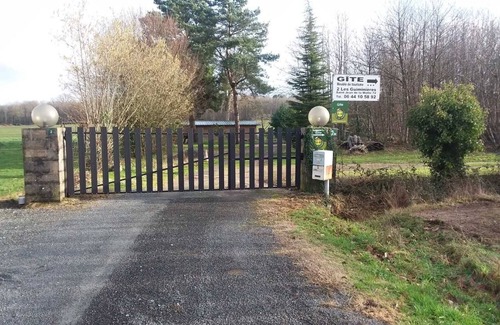 Saint-Jean-de-la-Motte Cottage | Spacious Retreat with Tennis Court, Games Room, and Modern Amenities in a 20,000 m² Enclosed Woods