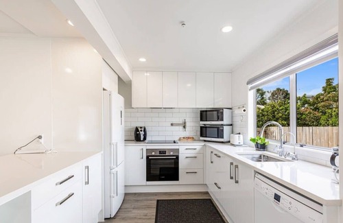 Greenlane - Ellerslie House | Spacious, freshly renovated 3BR Ellerslie unit!