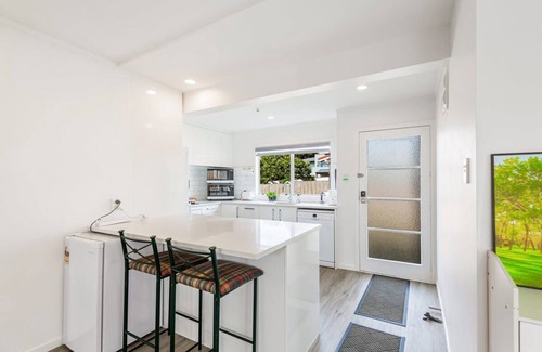 Greenlane - Ellerslie House | Spacious, freshly renovated 3BR Ellerslie unit!