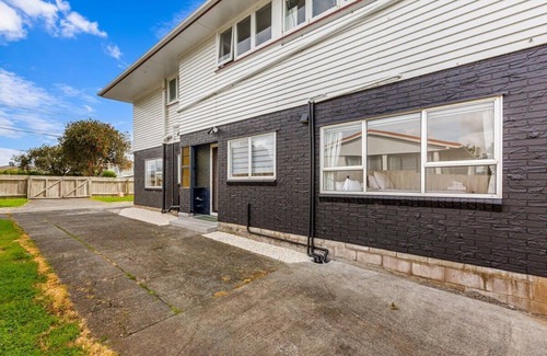 Greenlane - Ellerslie House | Spacious, freshly renovated 3BR Ellerslie unit!