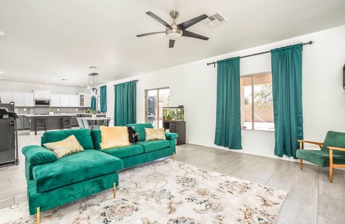 Maricopa House | Spacious Friends & Family Getaway