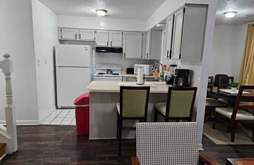 Bartlett Apartment | Spacious fully furnished 3-bedroom apartment with AC strong Wi-fi