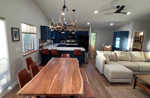 Fraser House | Spacious, fully-loaded 3 bed 3 bath & hot tub!