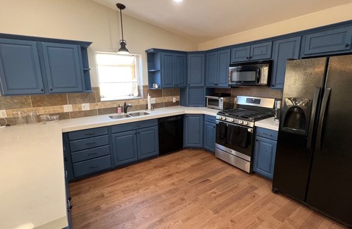 Fraser House | Spacious, fully-loaded 3 bed 3 bath & hot tub!