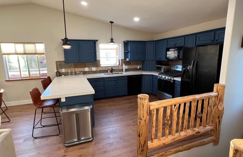Fraser House | Spacious, fully-loaded 3 bed 3 bath & hot tub!