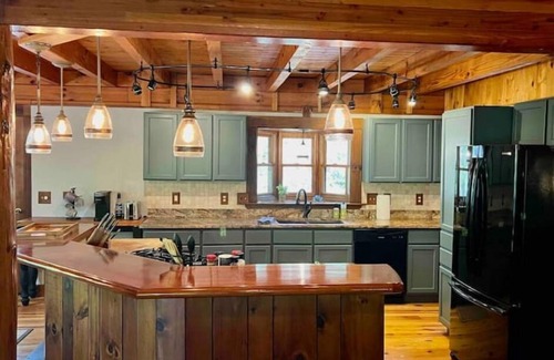 Brevard Cabin | Spacious, fun cabin-perfect for family & MTB group